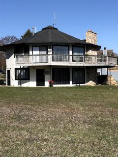 Stunning Cabin Getaway Perfect for Large Groups Situated in Boyne Falls, Michigan - 0