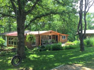 Pet-Friendly Cottage Overlooking a Koi Pond near Mark Twain National Forest, Missouri - 5