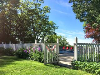 Lovely Cottage Rental with a Pool and Stunning Garden near Grand Rapids in Michigan - 9