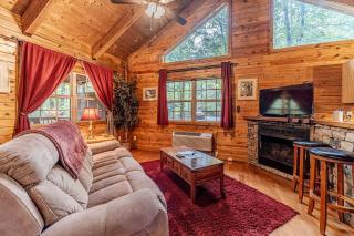 Cozy Secluded Cabin with Fire Pit and Barbecue and Access to Fantastic Hiking Trails in Cleveland, Georgia - 3