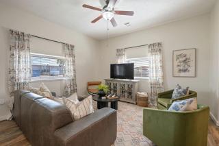 Industrial-Chic Cottage Retreat with Outdoor Space Near Kyle Field & Easterwood Airport in Dr. College Station, Texas - 8