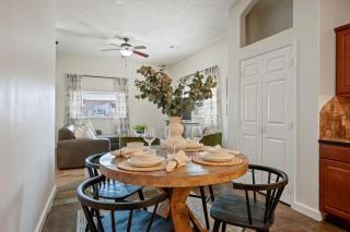 Industrial-Chic Cottage Retreat with Outdoor Space Near Kyle Field & Easterwood Airport in Dr. College Station, Texas - 7
