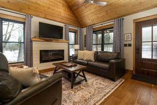 Hot-tub and Fire Pit Provided Cabin in Carbondale, Illinois - 5