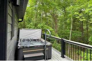 Hot-tub and Fire Pit Provided Cabin in Carbondale, Illinois - 9