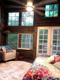 Magical Tree House Rental near Kansas City for Glamping in Missouri - 1