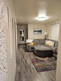 Stylish 3-Bedroom Near Downtown Fairbanks - 6