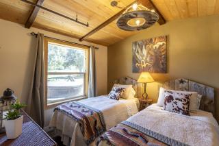 Unique Western-Themed Cabin Rental for Secluded Getaway in Warner Springs, California - 7