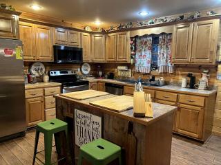 Spacious Camping Cabin Perfect for Families in the Blue Ridge Mountains of Georgia - 8
