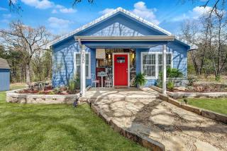 Delightfully Cozy Texas Cottage Rental Ideal for a Romantic Getaway near Dallas - 0