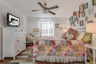 Delightfully Cozy Texas Cottage Rental Ideal for a Romantic Getaway near Dallas - 8