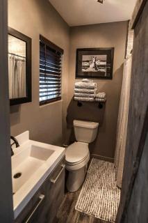 Charming Cabin Rental with a Private Hot Tub near Canyon Lake, Texas - Woodcreek - 2