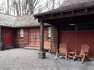 Romantic Year-Round Cabin Getaway with Free Wi-Fi in Saugerties, New York - 6