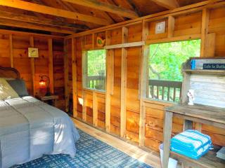 Rustic Tree House near Big Creek in the Heart of the Missouri Ozarks - 6