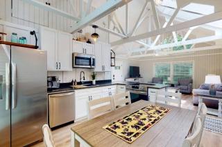 Charming Farmhouse Escape with Trails & Pond in College Station, Texas - 8