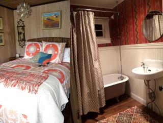 Beautifully Furnished Cottage Rental with Hot Tub on the Russian River, California - 1