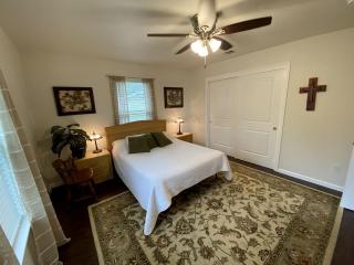 Rustic Ideal Cottage with Private Garden and Fire Pit in San Marcos, Texas - 8