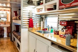 Vintage Airstream Ideal for a Glamping Getaway near Fort Worth, Texas - 5