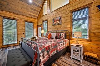Romantic Retreat|3 Fireplaces+Hot Tub+Shuffleboard in Broken Bow, OK - 7