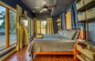Incredible Lakefront Villa with Gorgeus Sights and Fireplace in Gary, Indiana - 7