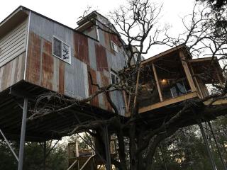 Luxury Tree House Rental in Lindale Ideal for Glamping in Texas - 4