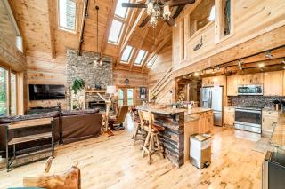 Secluded Luxurious Cabin with Spectacular Living Spaces in Tennessee - 2