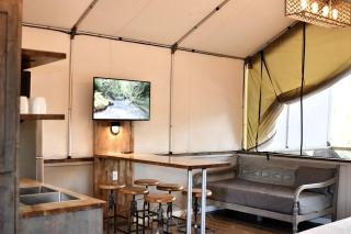 Texas Waterside Escape: Glamping Holiday in a Tented Cabin with Shared Comforts - 9