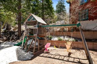 Comfy Mountain Cabin Near the Lake with Pool Table, Deck and Jacuzzi in California - 5