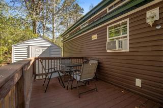 Cozy Cabin Near Sandwich Glass Museum, Massachusetts - 2