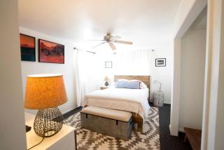 Mid-Century Cabin Minutes Away from Joshua Tree National Park - 7