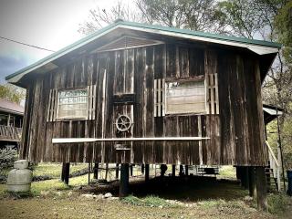 Fascinating Off-Grid River House for an Authentic Escape into Nature on the Alabama River - 0