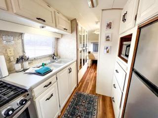 Riverside Airsteram Adventure in Colorado - Relaxation by the Water in Grand Junction - 6