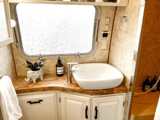 Riverside Airsteram Adventure in Colorado - Relaxation by the Water in Grand Junction - 1