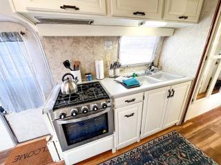 Riverside Airsteram Adventure in Colorado - Relaxation by the Water in Grand Junction - 3