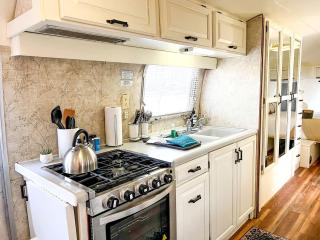 Riverside Airsteram Adventure in Colorado - Relaxation by the Water in Grand Junction - 4