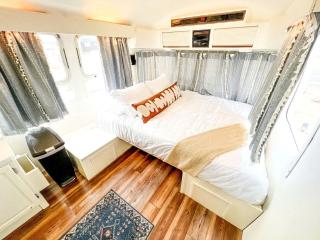 Riverside Airsteram Adventure in Colorado - Relaxation by the Water in Grand Junction - 5