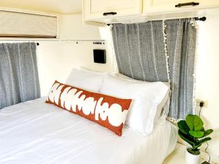 Riverside Airsteram Adventure in Colorado - Relaxation by the Water in Grand Junction - 7