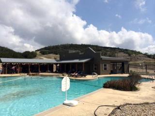Luxurious Cabin Rental for a Family Getaway in Hill Country - 1