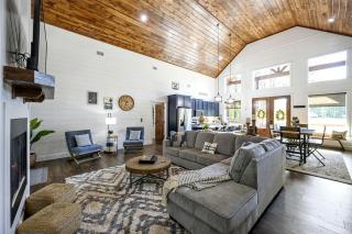 Breathtaking Luxurious Cabin with Fire Pit, Screened Beautiful Porch and Jacuzzi in Oklahoma - 1