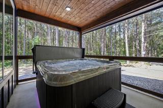 Breathtaking Luxurious Cabin with Fire Pit, Screened Beautiful Porch and Jacuzzi in Oklahoma - 2