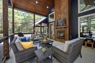 Breathtaking Luxurious Cabin with Fire Pit, Screened Beautiful Porch and Jacuzzi in Oklahoma - 3