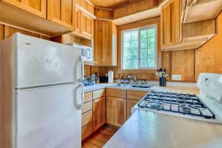 Tranquil Off-Grid Cabin Sanctuary near Whistle Lake in Washington - 6