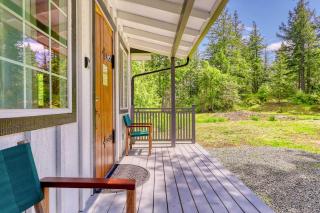 Tranquil Off-Grid Cabin Sanctuary near Whistle Lake in Washington - 4