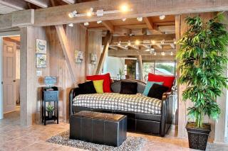 Beautifully Decorated Waterfront Chalet Rental in Grant, Florida - 9
