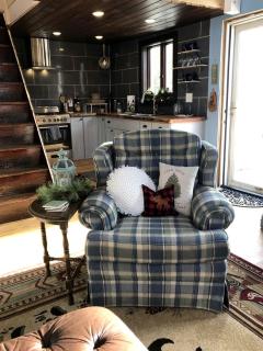 New York Tiny House Ideal for a Romantic Getaway in the Adirondack Mountains - 4