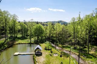 Mountain Glamping Hut Nestled in a Private, Open-Meadow Valley Near to Blue Ridge Parkway and Ideal for Nature Enthusiasts - 6