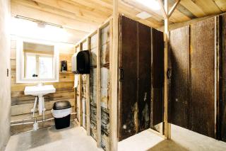 Mountain Glamping Hut Nestled in a Private, Open-Meadow Valley Near to Blue Ridge Parkway and Ideal for Nature Enthusiasts - 4