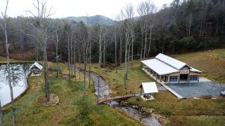 Mountain Glamping Hut Nestled in a Private, Open-Meadow Valley Near to Blue Ridge Parkway and Ideal for Nature Enthusiasts - 2