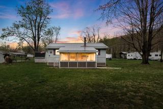 Serene Riverfront Cabin Haven near South Branch Potomac River in West Virginia - 0