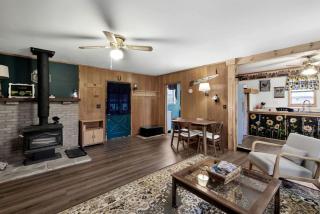 Serene Riverfront Cabin Haven near South Branch Potomac River in West Virginia - 7