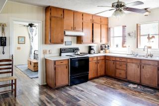 Spacious Cottage Rental for Group Getaway on Ranch near Dallas, Texas - 2